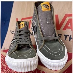 NWT IN ORIGINAL BOX LIMITED EDITION VANS WITH CLASSIC GUM SOLES HTF